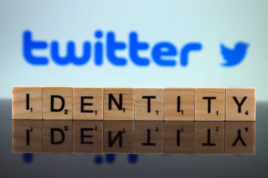 Wroclaw, Polonya - 12 Şubat 2020: Sözcük Kimliği arka planda küçük tahta harflerden ve Twitter logosundan yapıldı. Stüdyo çekimi.