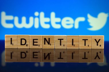 Wroclaw, Polonya - 12 Şubat 2020: Sözcük Kimliği arka planda küçük tahta harflerden ve Twitter logosundan yapıldı. Stüdyo çekimi.