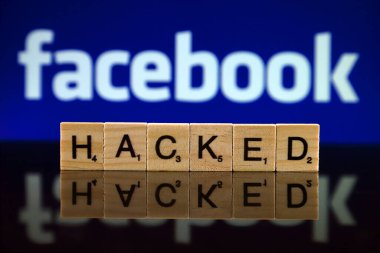 Wroclaw, Polonya - 12 Şubat 2020: Not Hacked küçük tahta harflerden ve Facebook logosundan yapıldı. Stüdyo çekimi.
