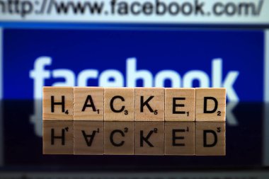 Wroclaw, Polonya - 12 Şubat 2020: Not Hacked küçük tahta harflerden ve Facebook logosundan yapıldı. Stüdyo çekimi.