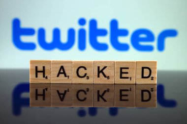 Wroclaw, Polonya - 12 Şubat 2020: Word Hacked küçük tahta harflerden ve Twitter logosundan yapıldı. Stüdyo çekimi.
