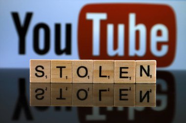 Wroclaw, Polonya - 12 Şubat 2020: Arkaplanda küçük ahşap harflerden ve Youtube logosundan yapılmış söz çalındı. Stüdyo çekimi.