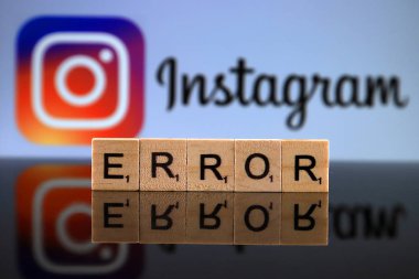 Wroclaw, Polonya - 12 Şubat 2020: Arkaplanda küçük tahta harflerden yapılmış kelime hatası ve Instagram logosu. Stüdyo çekimi.