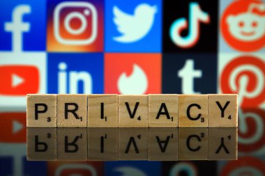 Wroclaw, Polonya - 12 Şubat 2020: Arkaplanda küçük tahta harflerden ve Facebook, Instagram, Twitter, Tik Tok, Reddit, Youtube, Linkedin, Tinder, Tumblr, Pinterest logolarından oluşan Söz Gizliliği