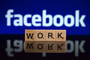 Wroclaw, Polonya - 12 Şubat 2020: Küçük tahta harflerden yapılmış Kelime Çalışmaları ve arka planda Facebook logosu. Stüdyo çekimi.