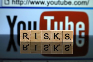 Wroclaw, Polonya - 12 Şubat 2020: Küçük ahşap harflerden yapılmış Dünya Riskleri ve arka planda Youtube logosu. Stüdyo çekimi.