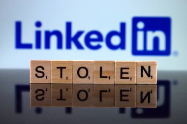 Wroclaw, Polonya - 12 Şubat 2020: Sözcük çalınan küçük tahta harfler ve arka planda Linkedin logosu. Stüdyo çekimi.