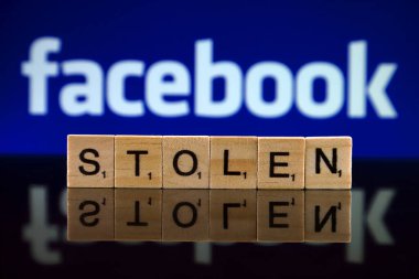 Wroclaw, Polonya - 12 Şubat 2020: Arkaplanda küçük tahta harflerden ve Facebook logosundan yapılmış söz çalındı. Stüdyo çekimi.