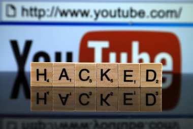 Wroclaw, Polonya - 12 Şubat 2020: Hacked Word Hacked küçük ahşap harflerden yapılmış ve Youtube logosu arka planda. Stüdyo çekimi.