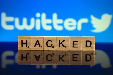 Wroclaw, Polonya - 12 Şubat 2020: Word Hacked küçük tahta harflerden ve Twitter logosundan yapıldı. Stüdyo çekimi.