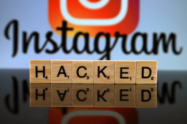 Wroclaw, Polonya - 12 Şubat 2020: Word Hacked küçük ahşap harflerden ve arka planda Instagram logosundan yapıldı. Stüdyo çekimi.
