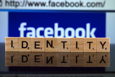 Wroclaw, Polonya - 12 Şubat 2020: Arkaplanda küçük tahta harflerden yapılmış Kelime Kimliği ve Facebook logosu. Stüdyo çekimi.