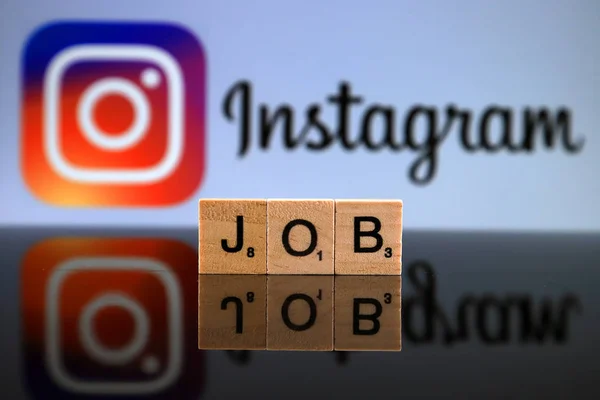 波兰弗罗茨拉夫 2020年2月12日 Word Job由小木制字母和Instagram标识制成 工作室拍摄 — 图库照片