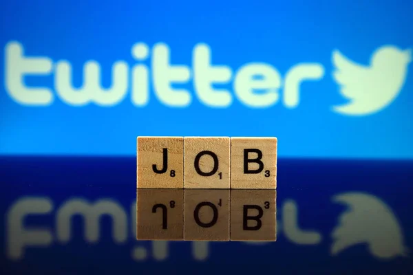 波兰弗罗茨拉夫 2020年2月12日 Word Job的背景是小木字和Twitter标志 工作室拍摄 — 图库照片