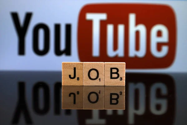 波兰弗罗茨拉夫 2020年2月12日 Word Job由小木制字母和Youtube标识制成 工作室拍摄 — 图库照片