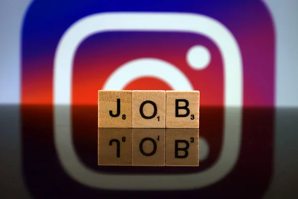 波兰弗罗茨拉夫 2020年2月12日 Word Job由小木制字母和Instagram标识制成 工作室拍摄 — 图库照片