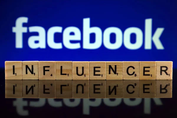 波兰弗罗茨拉夫 2020年2月12日 Word Influencer Word Influencer 由木制小字母和脸书标识作为背景 工作室拍摄 — 图库照片