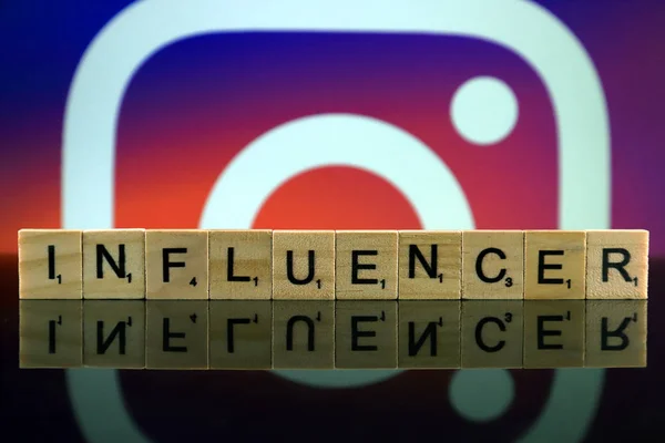 波兰Wroclaw 2020年2月12日 Word Influencer Word Influencer 由木制小字母和Instagram标志制成 工作室拍摄 — 图库照片