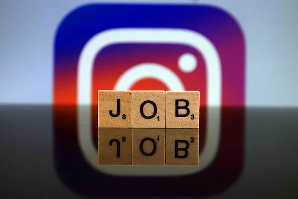 波兰弗罗茨拉夫 2020年2月12日 Word Job由小木制字母和Instagram标识制成 工作室拍摄 — 图库照片