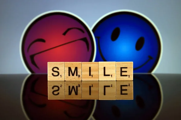 Wroclaw Polónia Fevereiro 2020 Palavra Smile Feita Letras Scrabble Dois — Fotografia de Stock
