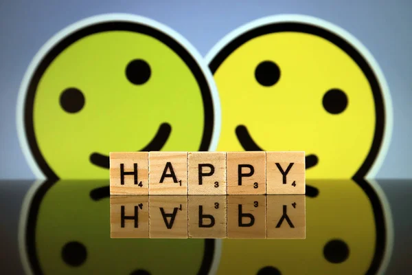 Wroclaw Polen Februar 2020 Das Wort Happy Besteht Aus Scrabble — Stockfoto