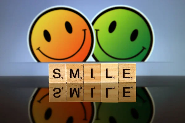 Wroclaw Polónia Fevereiro 2020 Palavra Smile Feita Letras Scrabble Dois — Fotografia de Stock