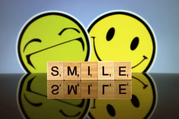 Wroclaw Polen Februar 2020 Das Wort Smile Besteht Aus Scrabble — Stockfoto