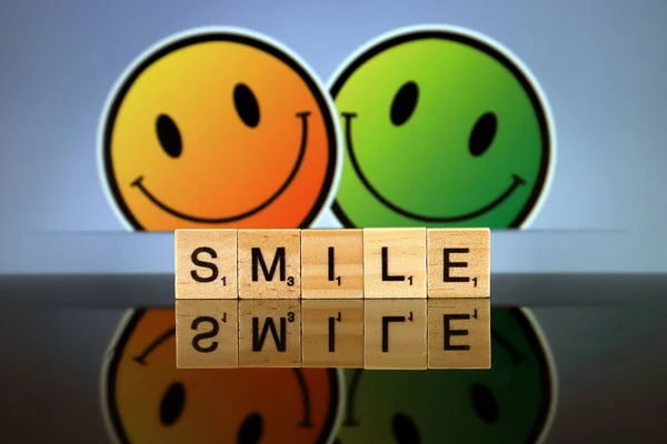 Wroclaw Polonia Febrero 2020 Palabra Smile Está Hecha Letras Scrabble — Foto de Stock