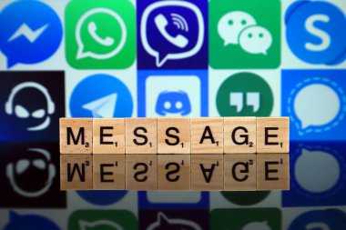 Wroclaw, Polonya - 19 Şubat 2020: Tahta harflerden ve Messenger, Whatsapp, Viber, Wechat, Skype, Teamspeak, Telegram, Discord, Google Hangouts, arka planda Sinyal logoları.