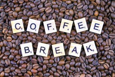 Wroclaw, Polonya - 25 Şubat 2020: Scrabble harflerinden yapılmış Kelimeler Kahve Molası ve arka planda kahve taneleri. Lezzetli kahve severler için kavramsal imaj.