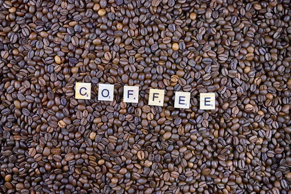 ポーランドのヴロツワフ 2020年2月25日 背景に文字で作られた単語コーヒー および穴コーヒー穀物 おいしいコーヒーの愛好家のための概念的なイメージ — ストック写真