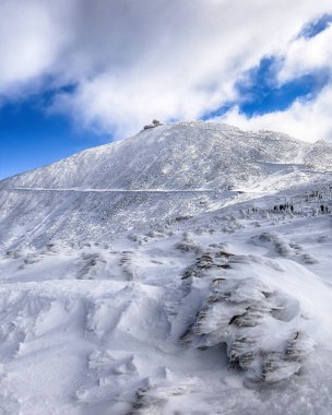 KARPACZ, POLAND - 08 Mart 2020: Snezka veya Sniezka (Çekçe ve Lehçe) Çek Cumhuriyeti ile Polonya, Karkonosze Ulusal Parkı, Polonya, Avrupa sınırında yer alan bir dağdır..