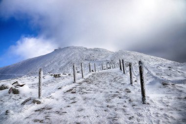 KARPACZ, POLAND - 08 Mart 2020: Snezka veya Sniezka (Çekçe ve Lehçe) Çek Cumhuriyeti ile Polonya, Karkonosze Ulusal Parkı, Polonya, Avrupa sınırında yer alan bir dağdır..