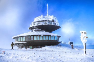 KARPACZ, POLAND - 08 Mart 2020: 1974 yılında Sniezka Dağı, Karkonosze Ulusal Parkı, Polonya, Avrupa 'nın zirvesinde bir hava istasyonu ve restoranı bulunan disk şeklinde bir gözlemevi inşa edildi.