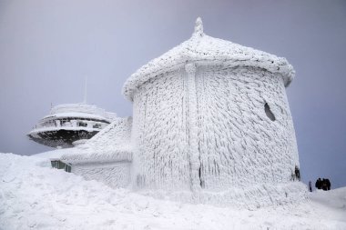 KARPACZ, POLAND - 08 Mart 2020: Kışın St. Lawrence Kilisesi. Sniezka dağının zirvesinde, Karkonosze Ulusal Parkı, Karpacz, Polonya ve Avrupa 'da bir Roma Katolik şapeli bulunmaktadır..