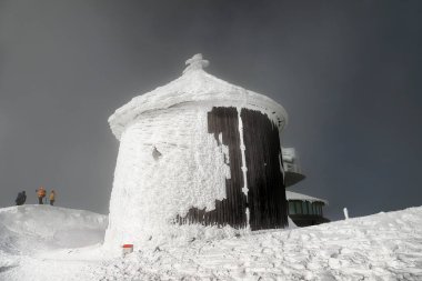KARPACZ, POLAND - 08 Mart 2020: Kışın St. Lawrence Kilisesi. Sniezka dağının zirvesinde, Karkonosze Ulusal Parkı, Karpacz, Polonya ve Avrupa 'da bir Roma Katolik şapeli bulunmaktadır..