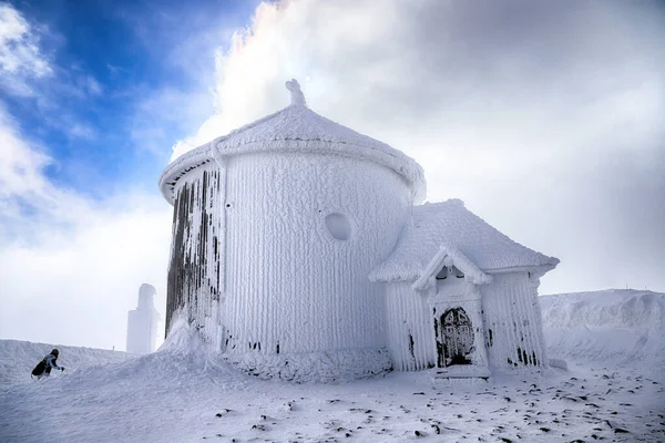 Karpacz Poland March 2020 Lawrence Chapel Winter 一座罗马天主教教堂 座落在波兰卡帕兹卡科诺塞国家公园的斯涅兹卡山顶上 — 图库照片