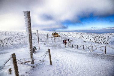 KARPACZ, POLAND - 08 Mart 2020: Sniezka 'ya turist yolu (Çek Cumhuriyeti ile Polonya arasındaki sınır). Kış manzarası. Dev Dağlar, Polonya, Avrupa.