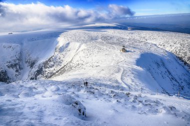 KARPACZ, POLAND - 08 Mart 2020: Sniezka dağından kış manzarası (deniz seviyesinden 1602 metre). Arka planda Dom Slaski dağ sığınağı var. Dev Dağlar, Polonya, Avrupa.