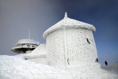 KARPACZ, POLAND - 08 Mart 2020: Kışın St. Lawrence Kilisesi. Sniezka Dağı 'nın zirvesinde (deniz seviyesinden 1602 metre yukarıda) bulunan Roma Katolik kilisesi, Dev Dağlar, Polonya, Avrupa.