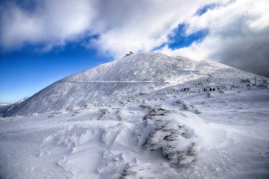 KARPACZ, POLAND - 08 Mart 2020: Snezka veya Sniezka (Çekçe ve Lehçe) Çek Cumhuriyeti ile Polonya sınırı üzerinde bulunan bir dağdır. Kış manzarası. Dev Dağlar, Polonya, Avrupa.