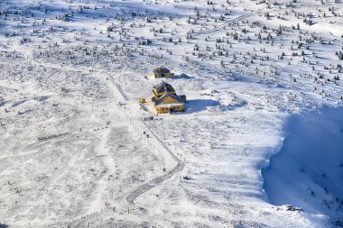 KARPACZ, POLAND - 08 Mart 2020: Sniezka dağından kış manzarası (deniz seviyesinden 1602 metre). Arka planda Dom Slaski dağ sığınağı var. Dev Dağlar, Polonya, Avrupa.