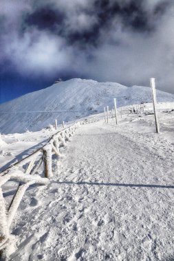 KARPACZ, POLAND - 08 Mart 2020: Sniezka 'ya turist yolu (Çek Cumhuriyeti ile Polonya arasındaki sınır). Kış manzarası. Dev Dağlar, Polonya, Avrupa.
