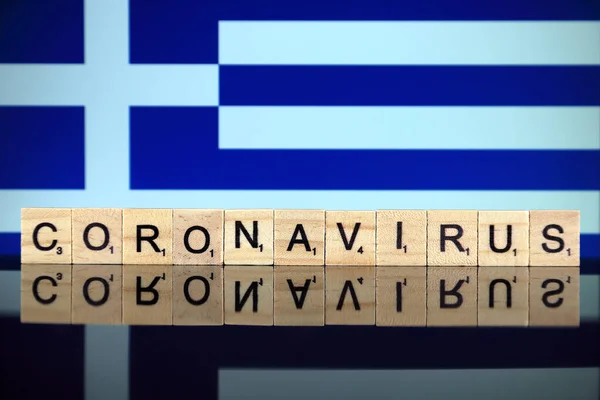 克拉夫特 波特兰 2020年3月28日 世界共济会由木制字母和希腊国旗为背景 Coronavirus Covid 2020年全球疾病 — 图库照片