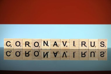 WROCLAW, POLAND - 28 Mart 2020: söz CORONAVIRUS ahşap harflerden yapılmış, ve arka planda Monaco Bayrağı. Coronavirus (COVID-19) küresel hastalık 2020.