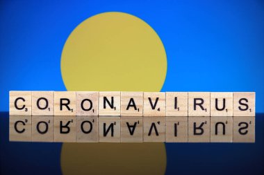 WROCLAW, POLAND - 28 Mart 2020: söz CORONAVIRUS ahşap harflerden yapılmış, ve arka planda Palau Bayrağı. Coronavirus (COVID-19) küresel hastalık 2020.