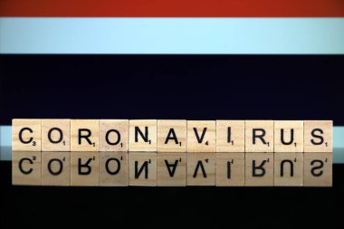 WROCLAW, POLAND - 28 Mart 2020: söz CORONAVIRUS ahşap harflerden yapılmış, ve arka planda Tayland Bayrağı. Coronavirus (COVID-19) küresel hastalık 2020.