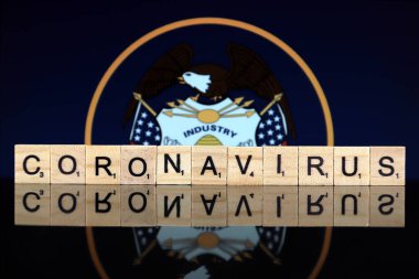 WROCLAW, POLAND - 28 Mart 2020: söz CORONAVIRUS ahşap harflerden yapılmış, ve arka planda Utah State Flag. Coronavirus (COVID-19) küresel hastalık 2020.