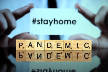 WROCLAW, POLAND - 30 Mart 2020: Ahşap harflerden oluşan PANDEMIC sözcüğü ve arka planda 