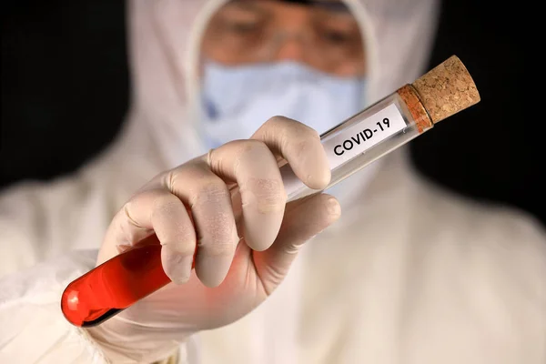 코로나 바이러스가 급속하게 확산되는 보호용 양복을 튜브를 의사가 코로나 바이러스 — 스톡 사진